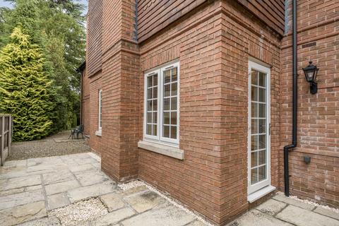 2 bedroom flat for sale, Warwick Road, Solihull, West Midlands, B91