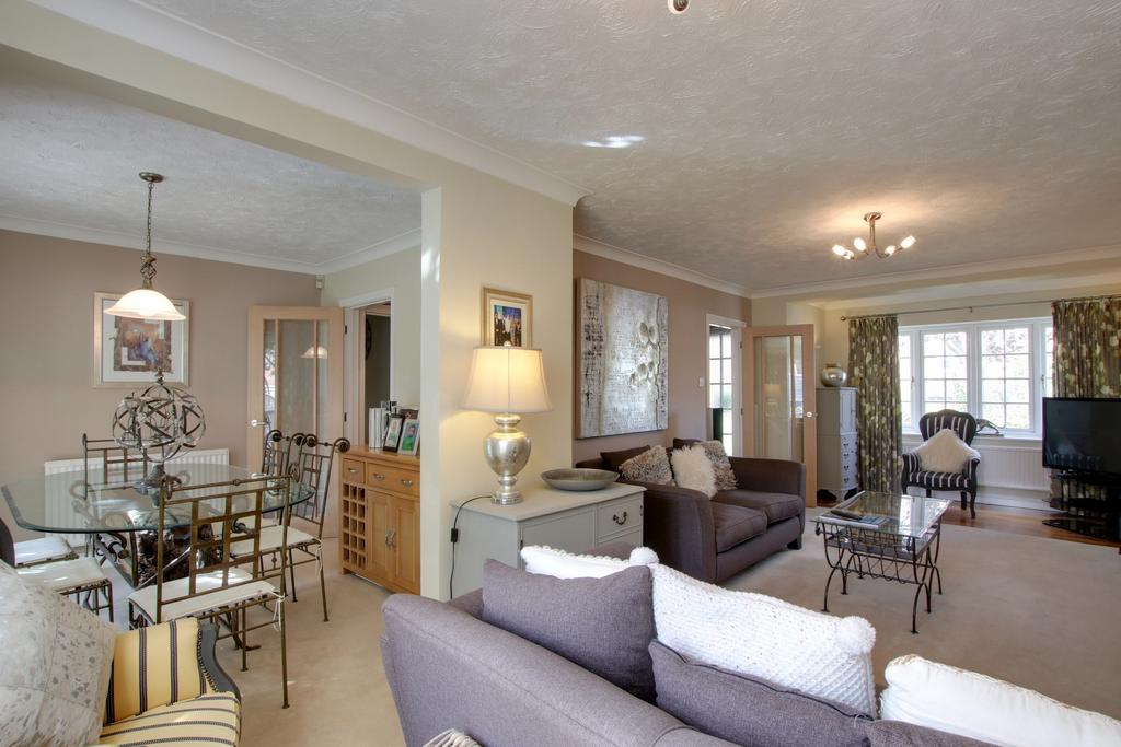 Lounge dining room