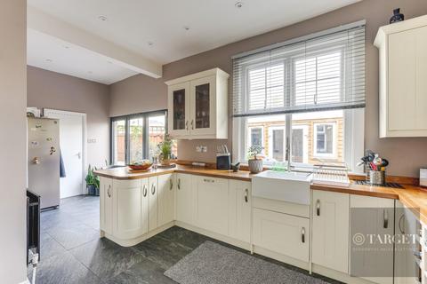4 bedroom semi-detached house for sale, First Avenue, Enfield EN1