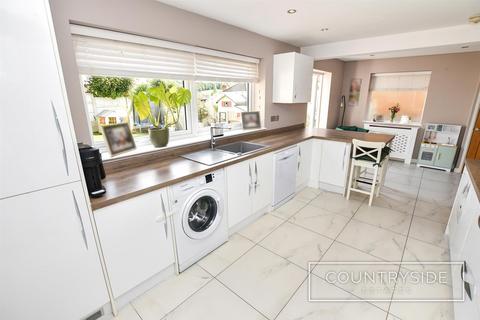 4 bedroom detached house for sale, Greenoaks Close, Benfleet