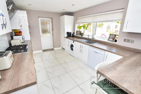 4 bedroom detached house for sale, Greenoaks Close, Benfleet