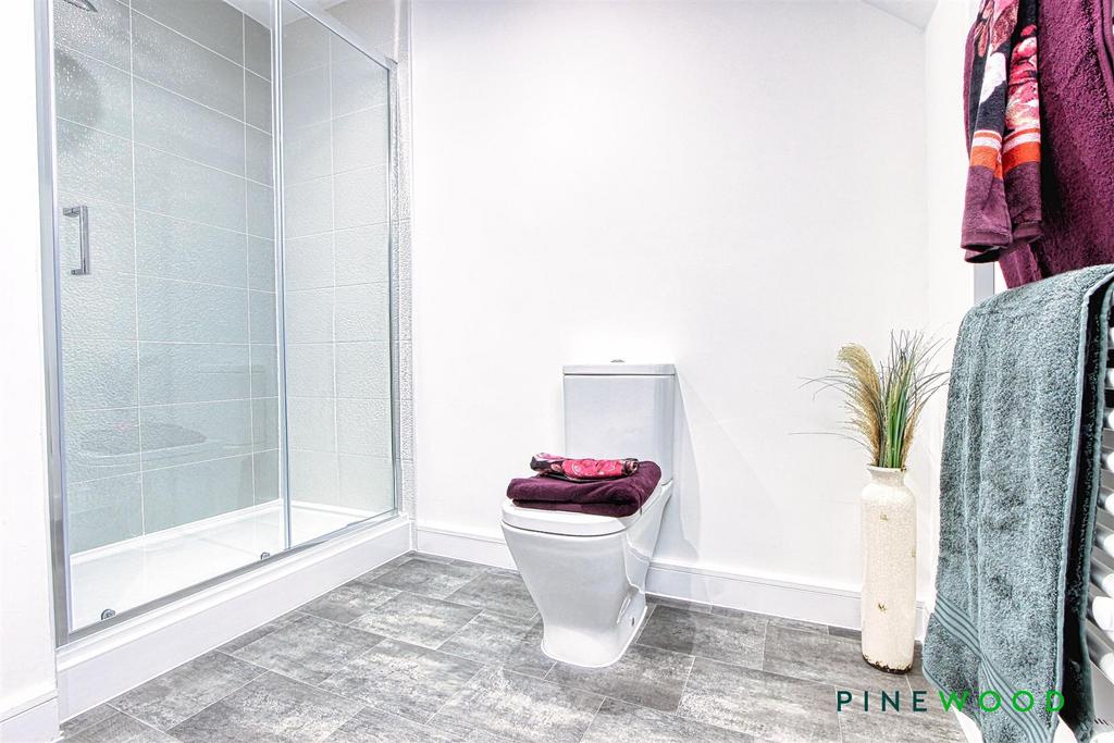 Ensuite to bed 1