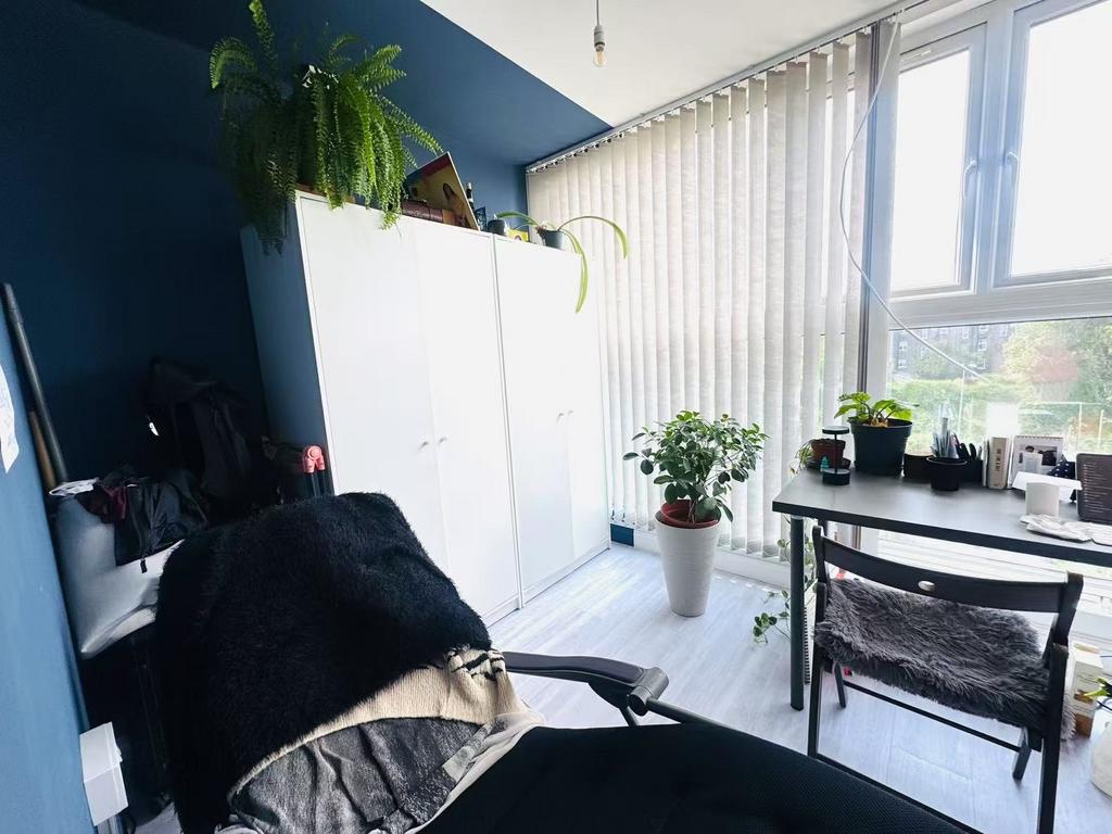 Bright and well-maintained room with a large wi...