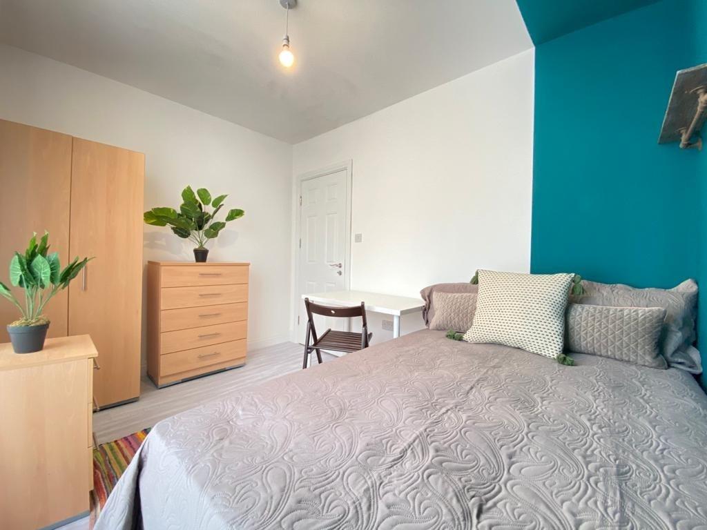 Bright and inviting double bedroom with ample n...
