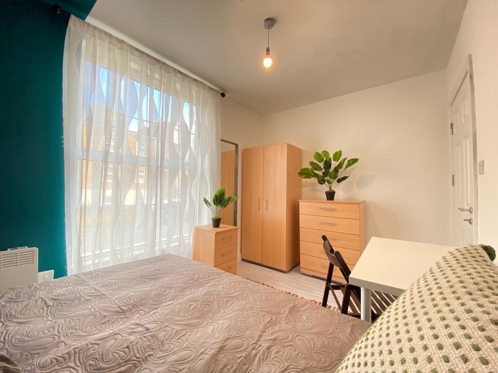 Bright and welcoming double bedroom featuring n...