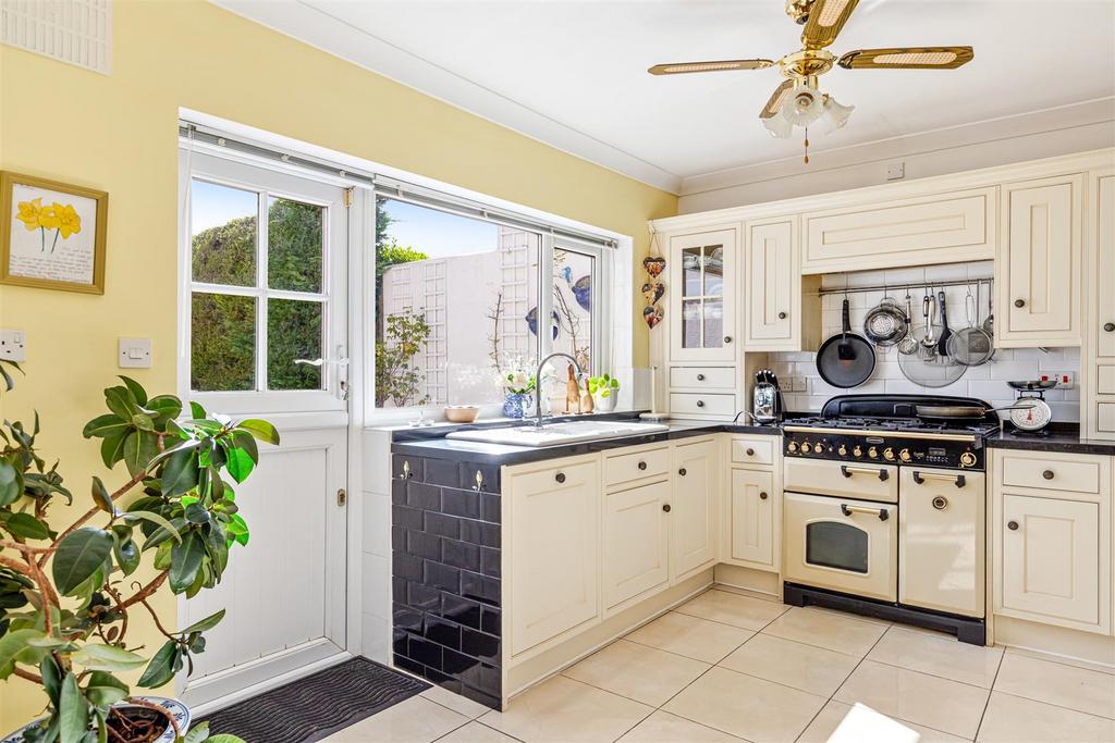 A21 - 30 Manscombe Road, Torquay - 250915.jpg