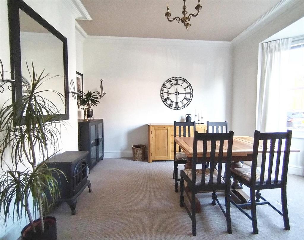 Dining room 1.jpg