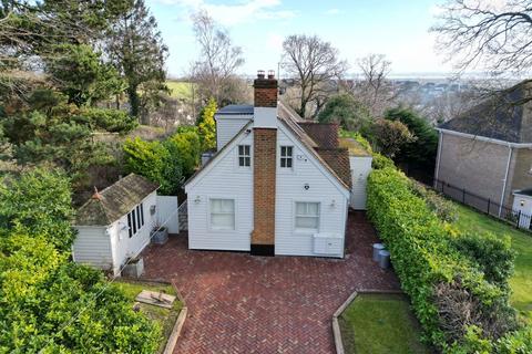 3 bedroom detached house to rent, Vicarage Hill, Benfleet