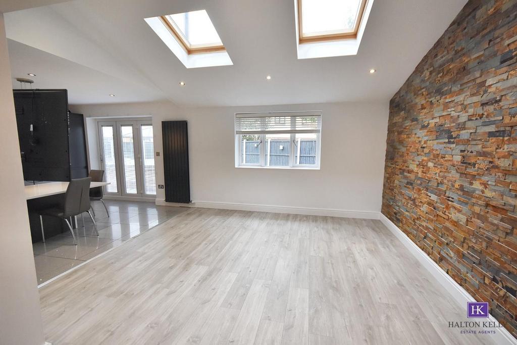 Separate dining room/snug