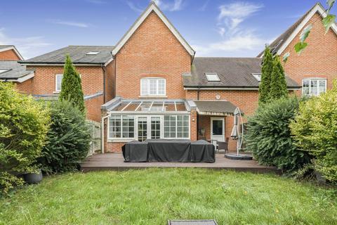 4 Brackendale Close, Englefield Green, Egham, TW20 0UL