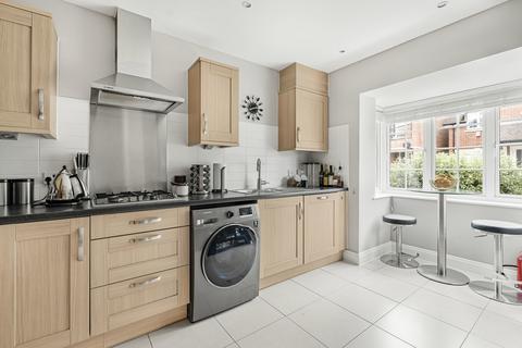 4 Brackendale Close, Englefield Green, Egham, TW20 0UL