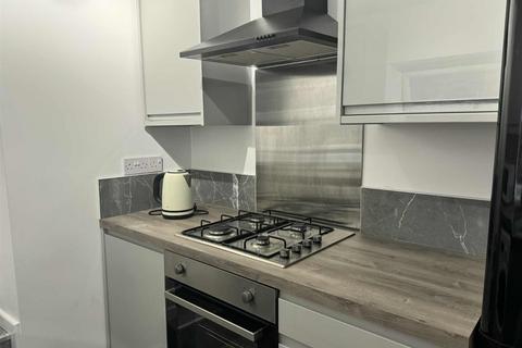 4 bedroom flat to rent, Claremont Road, Spital Tongues, NE2