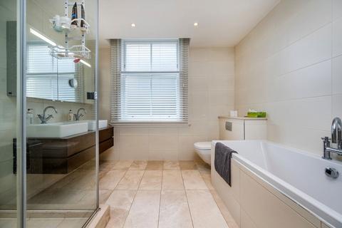 Flat 3, 42 Kingsway, London, WC2B 6EY