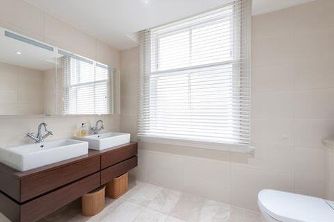 Flat 3, 42 Kingsway, London, WC2B 6EY