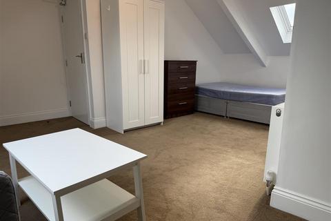 3 bedroom maisonette to rent, Brighton Grove, Newcastle Upon Tyne