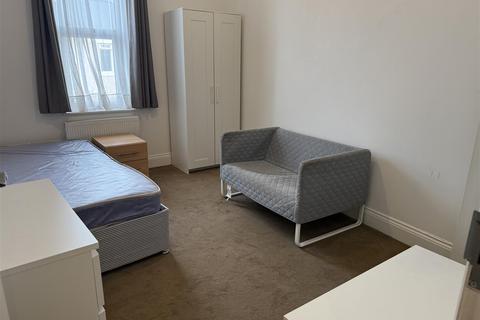 3 bedroom maisonette to rent, Brighton Grove, Newcastle Upon Tyne