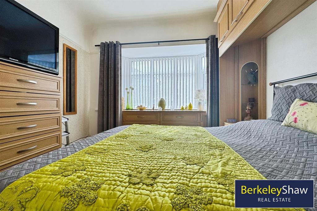 Master bedroom (2)