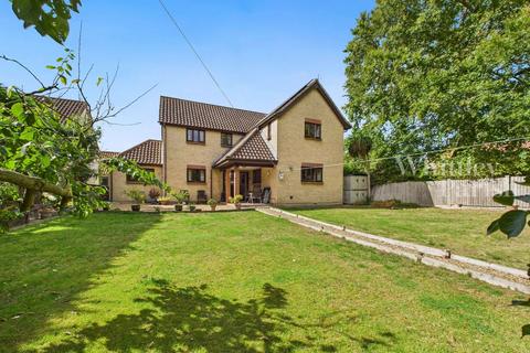 4 bedroom detached house for sale, Norwich Road, Thwaite