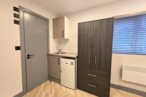 Studio to rent, Dickens Avenue, Uxbridge UB8