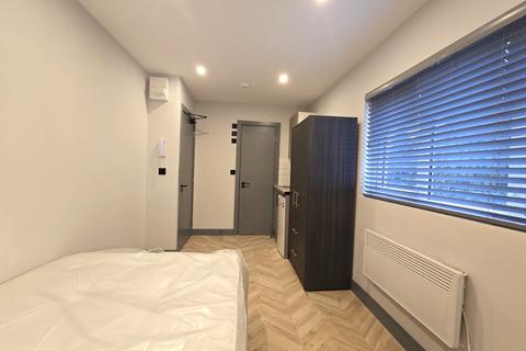 Studio to rent, Dickens Avenue, Uxbridge UB8