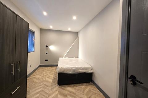 Studio to rent, Dickens Avenue, Uxbridge UB8