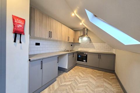 Studio to rent, Dickens Avenue, Uxbridge UB8