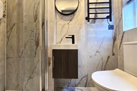 Studio to rent, Dickens Avenue, Uxbridge UB8