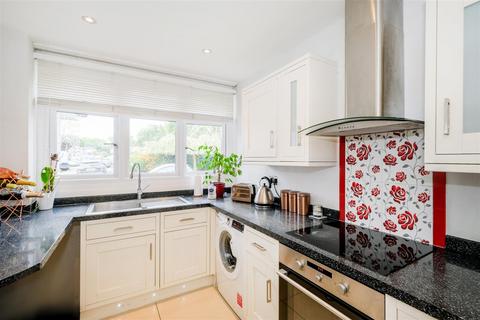 43 Sunnymede, Chigwell, IG7 6ES
