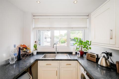 43 Sunnymede, Chigwell, IG7 6ES