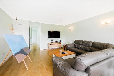 43 Sunnymede, Chigwell, IG7 6ES