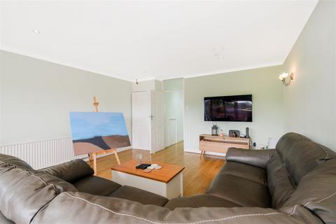 43 Sunnymede, Chigwell, IG7 6ES