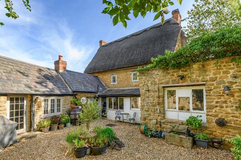 4 bedroom cottage for sale, Stratford Road Wroxton Banbury, Oxfordshire, OX15 6QN