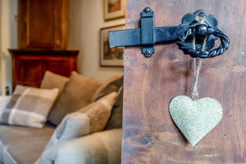 4 bedroom cottage for sale, Stratford Road Wroxton Banbury, Oxfordshire, OX15 6QN