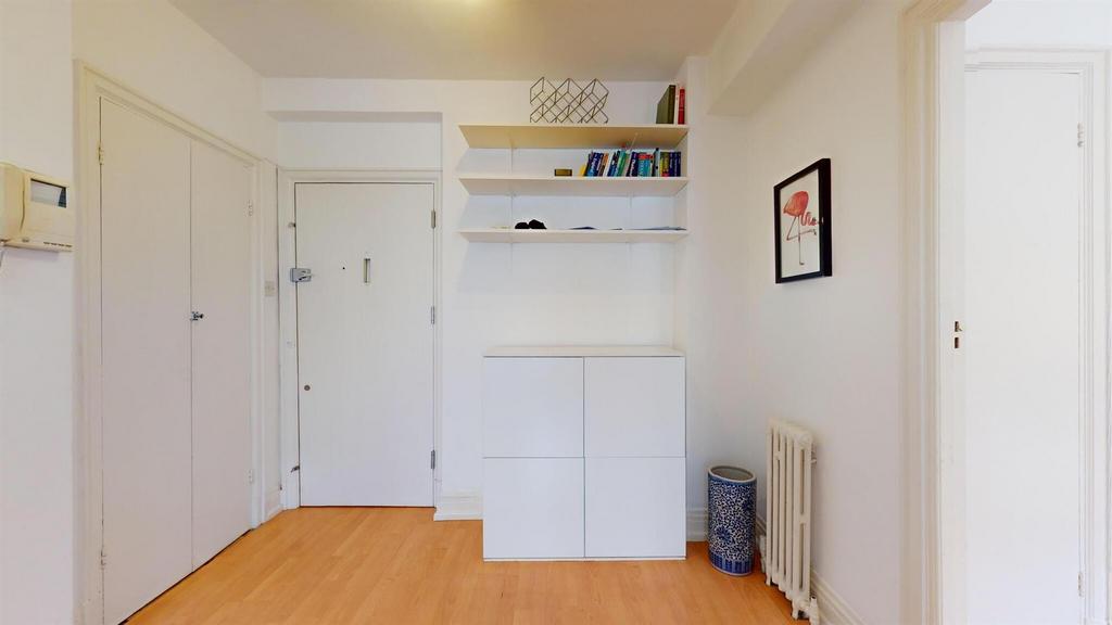 33 Redcliffe Closehallway.jpg