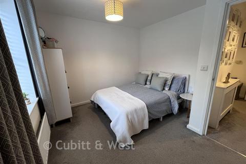 4 Admiral Way, Godalming, GU7 1QN