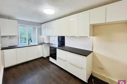 3 bedroom flat for sale, Redmires Court, Salford, Greater Manchester, M5