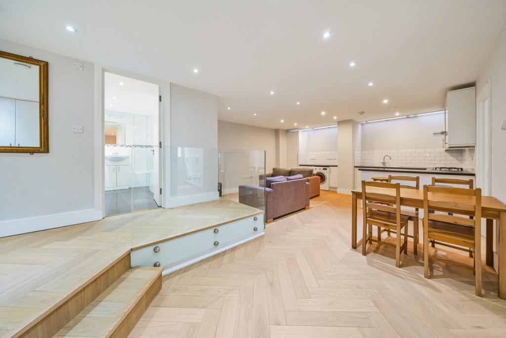 Sw7 4aj St. John's Hill, London, SW11 2 bed flat - £2,600 pcm (£600 pw)