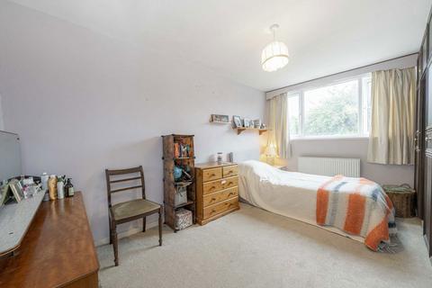 undefined, Sanders Close, Hampton TW12