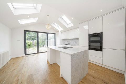 3 bedroom house to rent, Longford Close, Hampton TW12