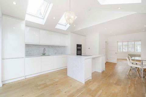 3 bedroom house to rent, Longford Close, Hampton TW12