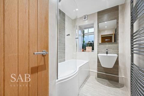 2 bedroom ground floor flat for sale, Lynton Road, Springfield Court Lynton Road, W3