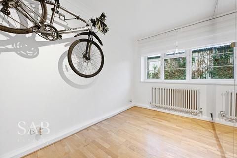 2 bedroom ground floor flat for sale, Lynton Road, Springfield Court Lynton Road, W3