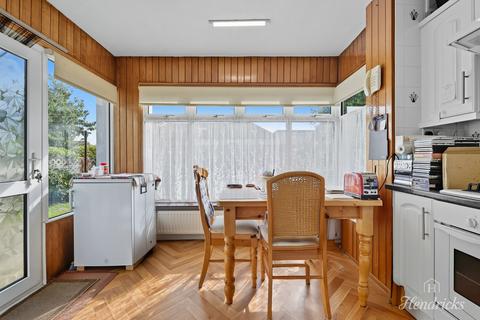 3 bedroom semi-detached bungalow for sale, Woodside, Leigh-on-sea, SS9 4
