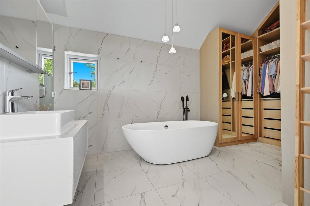 En Suite/Wardrobe