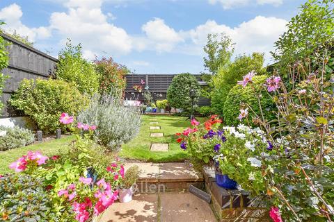 3 bedroom semi-detached house for sale, Outwood Farm Close, Billericay CM11