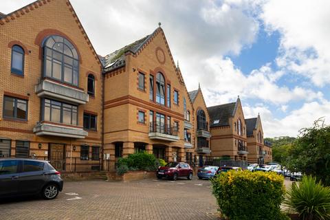 2 bedroom flat for sale, Whyteleafe Hill, Whyteleafe CR3