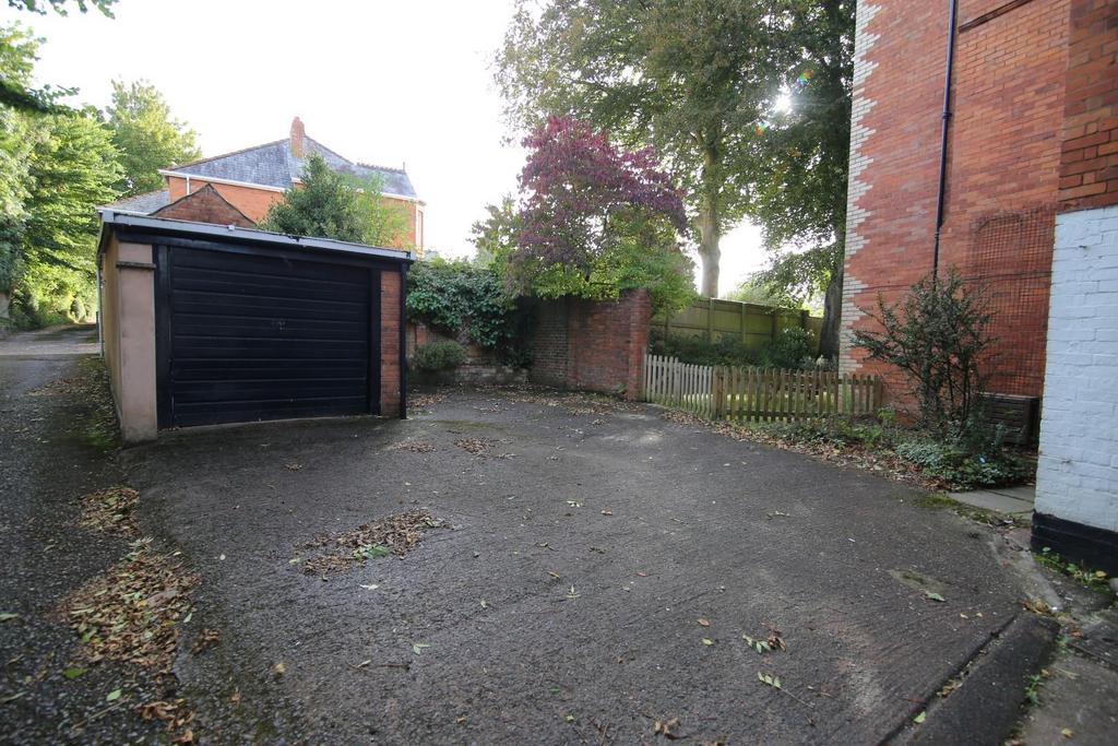 Garage / Parking