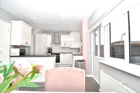 3 bedroom terraced house to rent, Roborough Walk, Hornchurch