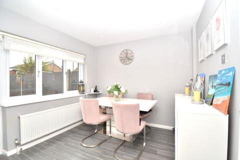 3 bedroom terraced house to rent, Roborough Walk, Hornchurch