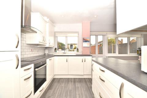 3 bedroom terraced house to rent, Roborough Walk, Hornchurch